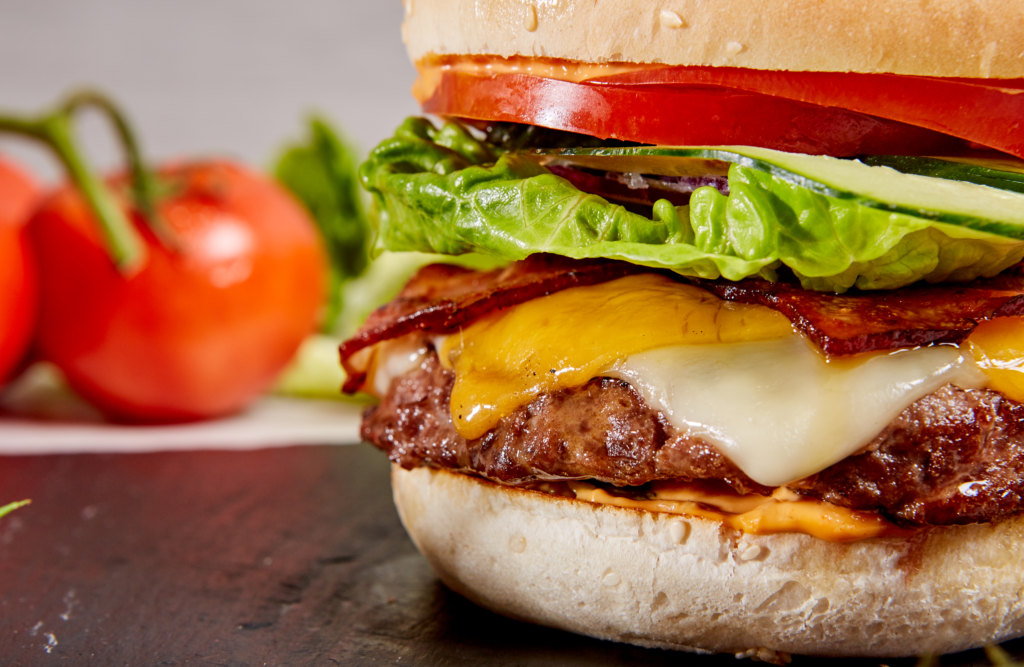 MrCoffee and Burger, restaurante con hamburguesas gourmet y tapas Traiguera. 250g de carne de buey certificada, queso chédar, queso gouda, cebolla caramelizada, pepino verde, tomate, lechuga y salsa burger americana.