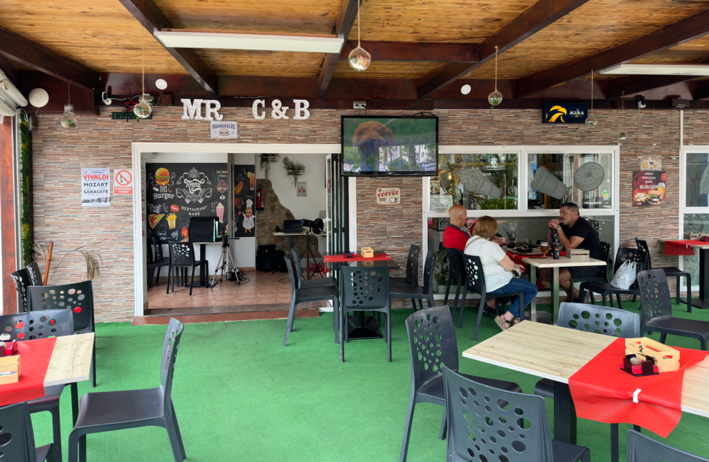 MrCoffee and Burger, hamburguesas caseras con ingredientes frescos Vinaròs. Vista de la terraza interior del local.